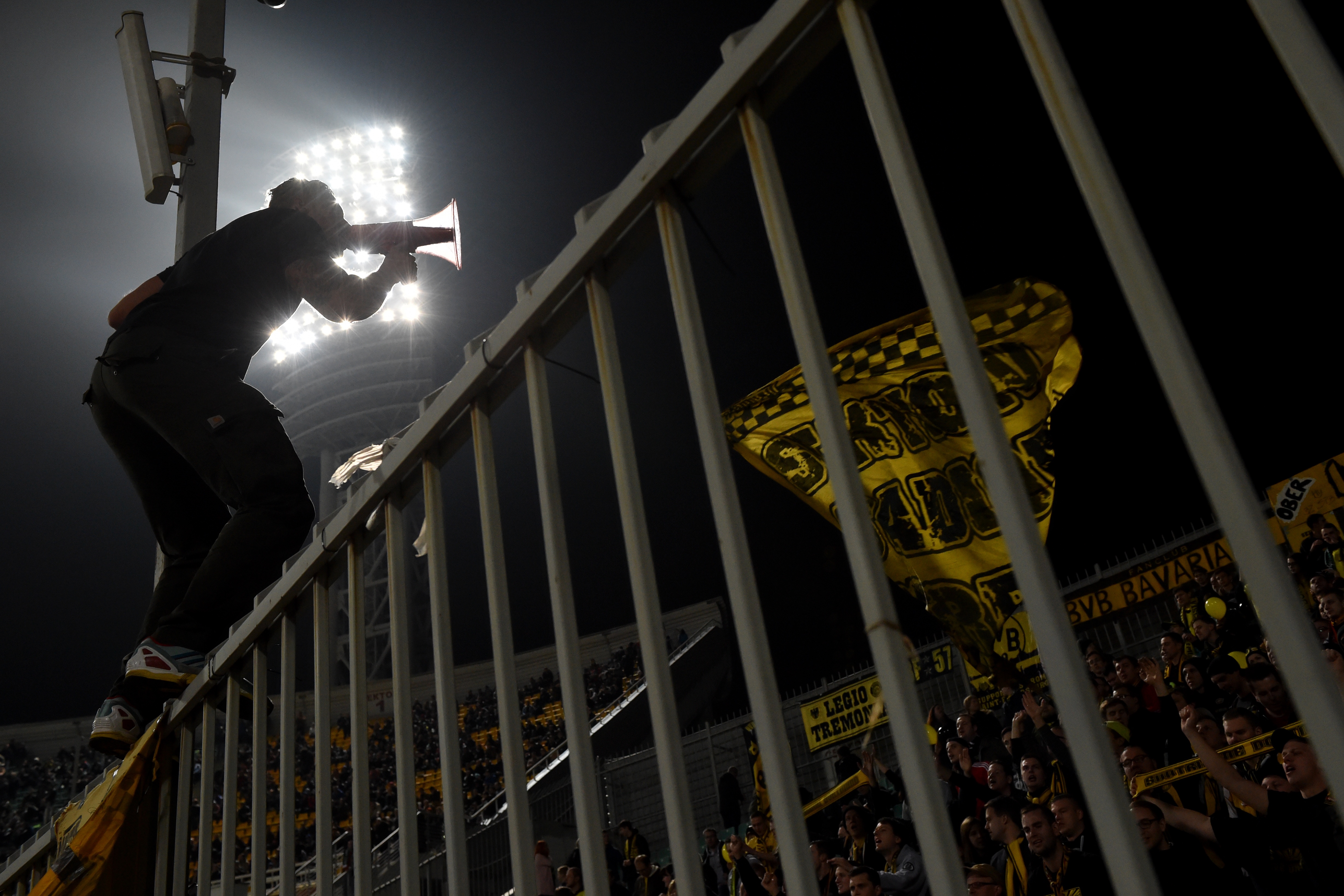 Torcida do Borussia marcou presença na Rússia (Foto: AFP/KIRILL KUDRYAVTSEV)