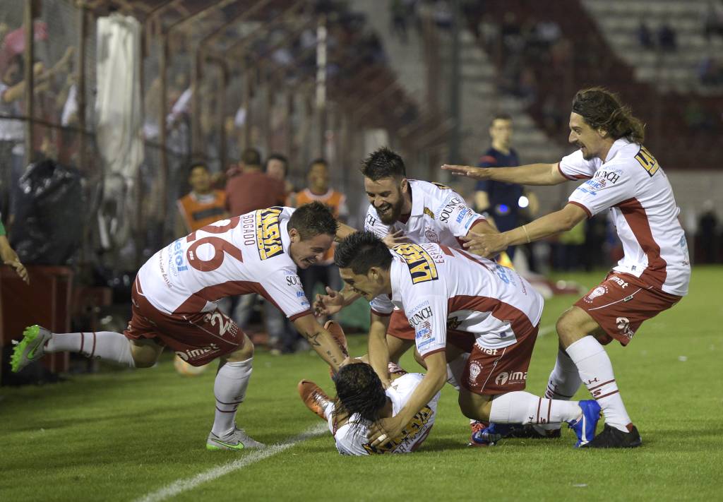 O Huracán sofreu pressão no fim, mas segurou o empate e avançou à decisão (foto: Juan Mabromata/AFP)
