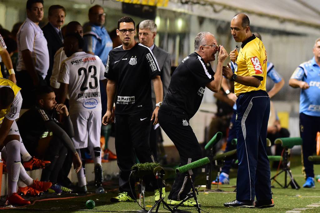 Dorival Júnior não se conformou quando a arbitragem deixou de expulsar o zagueiro Jackson por uma eventual cotovelada (Foto: Sergio Barzaghi/Gazeta Press)