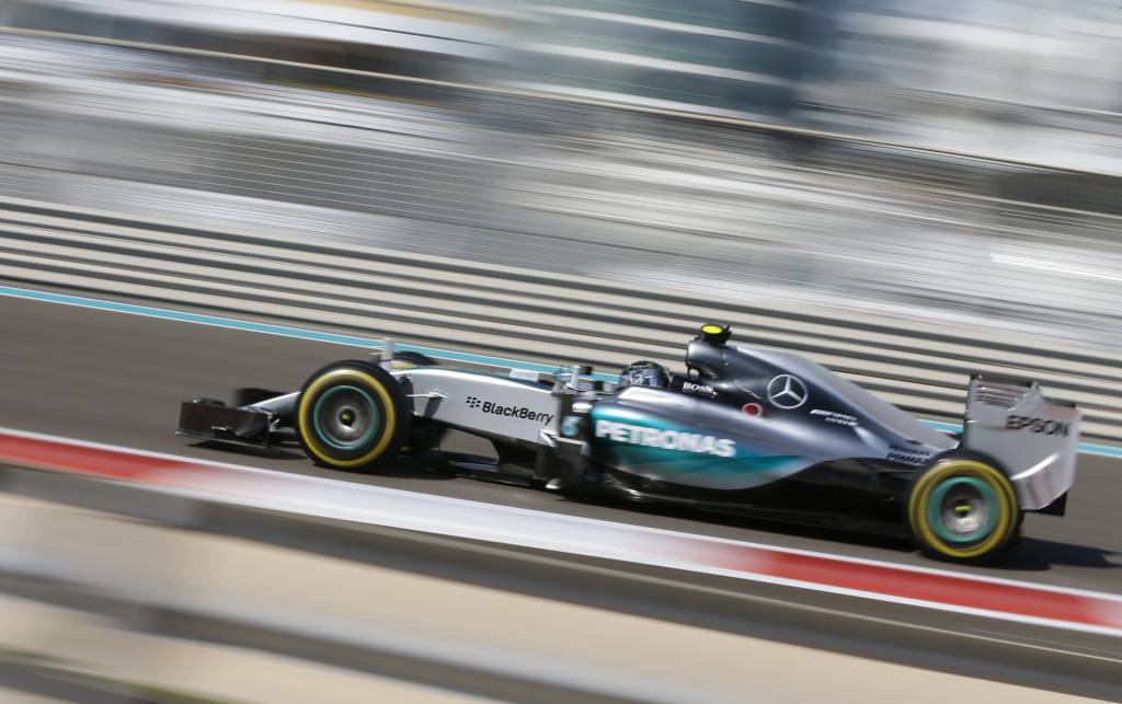 O alemão Nico Rosberg "voou" para dar o troco no companheiro de Mercedes Lewis Hamilton (Foto: Karim Sahib/ AFP)