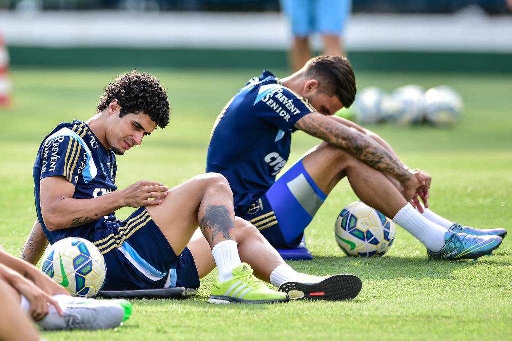 Egídio (esq) deve atuar como titular contra o Coritiba (Foto: Fernando Dantas/Gazeta Press)