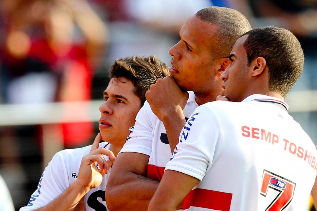 Osvaldo, Luis Fabiano e Lucas durante  Sao Paulo FC x Nautico, pelo campeonato brasileiro, no estadio do Morumbi, em Sao Paulo, SP 18/11/2012 Foto:Sergio Barzaghi/Gazeta Press