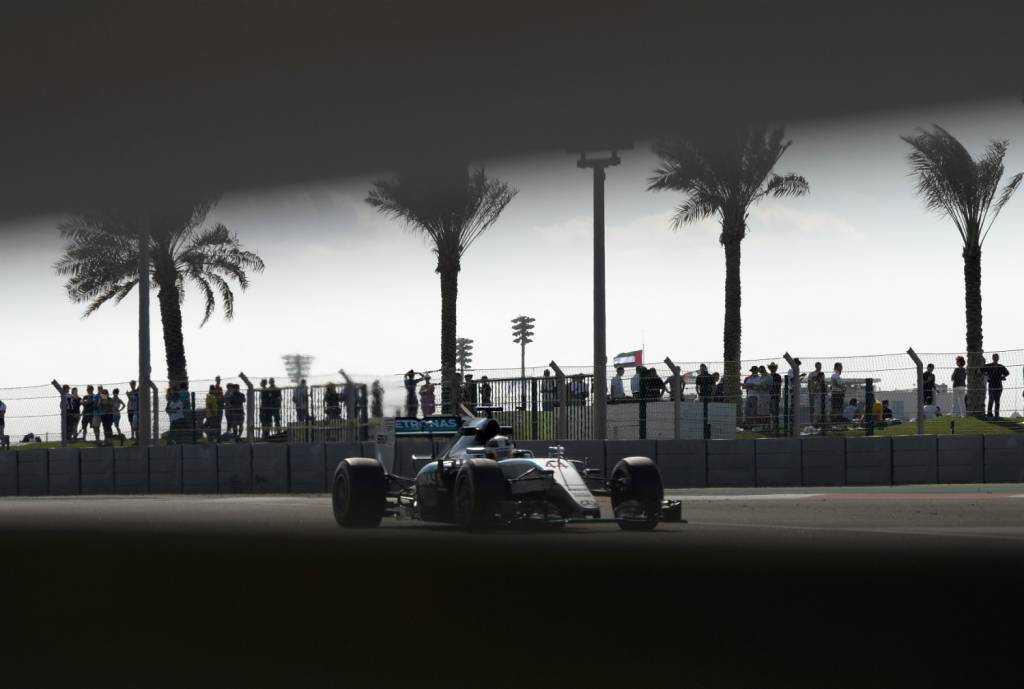O britânico Lewis Hamilton levou sua Mercedes à primeira posição no primeiro treino livre em Abu Dhabi (Foto: Tom Gandolfini/AFP)