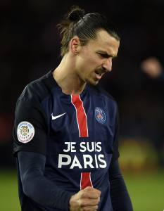 Ibra marcou o segundo gol. PSG continua estampando "Je Suis Paris" (Somos todos Paris) em sua camisa no lugar do patrocínio habitual (Foto: AFP/FRANCK FIFE)