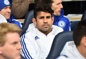 Diego Costa não ficou satisfeito em ir para o banco de reservas (Foto: AFP)