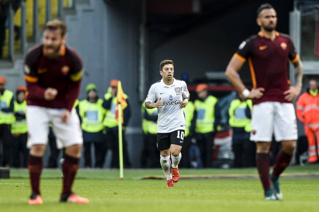 Gol de Alejandro Gómez (centro) abriu caminho para vitória da "zebra" Atalanta em Roma (foto: Andreas Solaro/AFP)