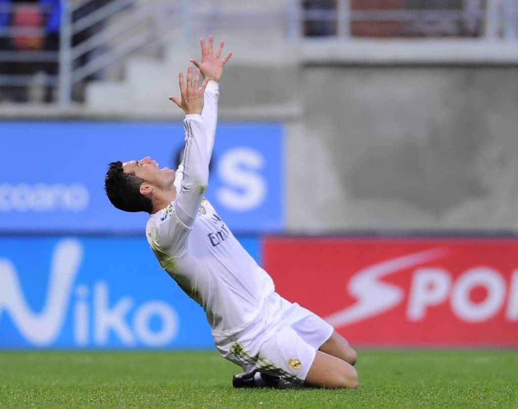 Cristiano Ronaldo perdeu um gol incrível, mas compensou a falha ao converter seu pênalti (foto: ANDER GILLENEA / AFP)