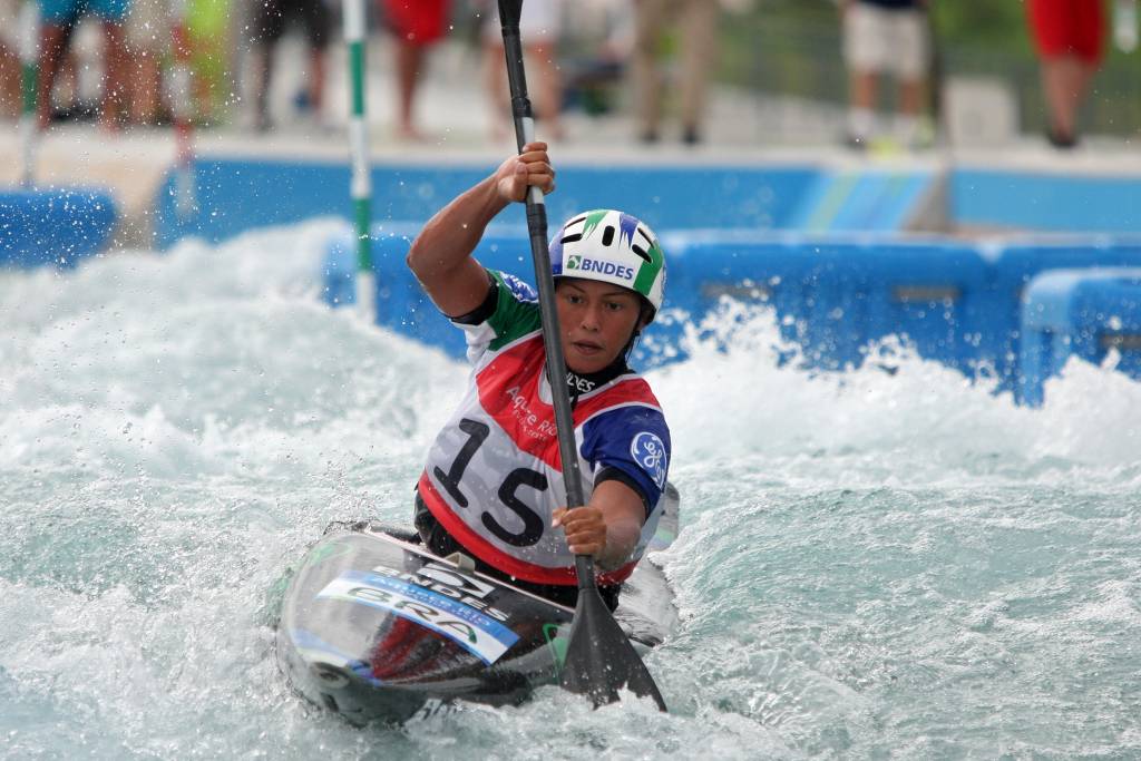 Ana Sátila participou de evento-teste da canoagem para os Jogos Olímpicos de 2016 (Foto: Nicolas Peschier/AFP)