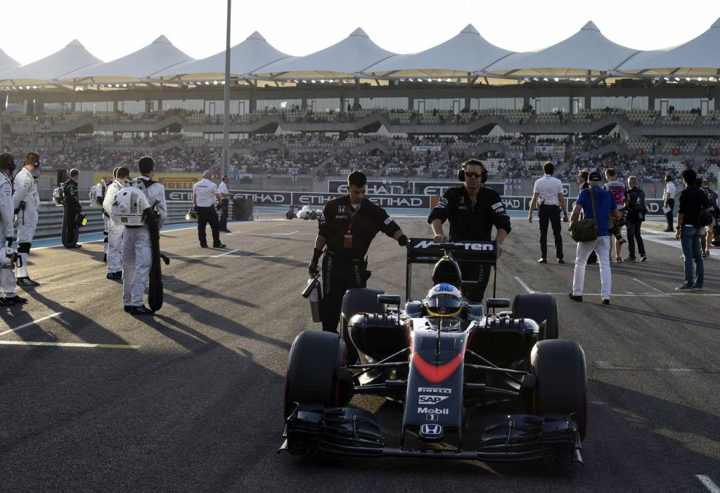 Fernando Alonso se sentiu injustiçado por punição após encontro com Maldonado (Foto: Tom Gandolfini/AFP)