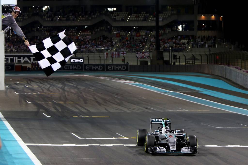 Após vitória em Abu Dhabi, Rosberg comemora temporada 2015 da Mercedes (Foto: Marwan Naamani/AFP)