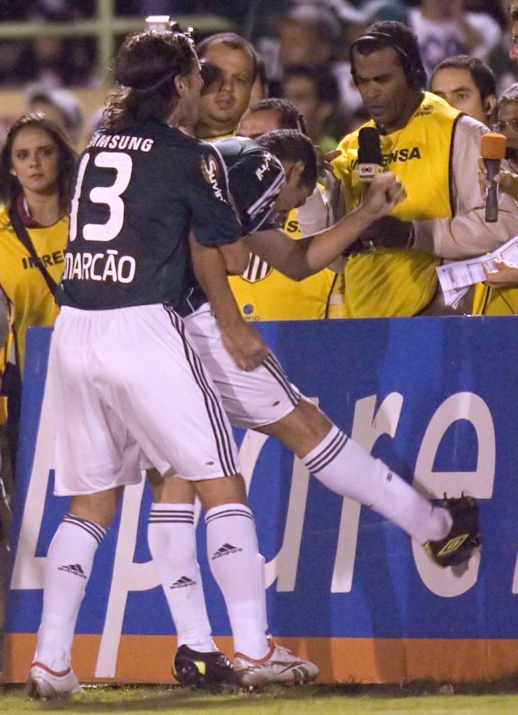 Contido por Marcão, Diego distribuiu chutes nas placas e no próprio Domingos (foto: Marcelo Ferrelli/Gazeta Press)