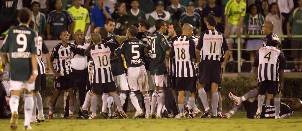 As duas delegações fizeram o possível para conter a ira de Diego sobre Domingos (foto: Marcelo Ferrelli/Gazeta Press)