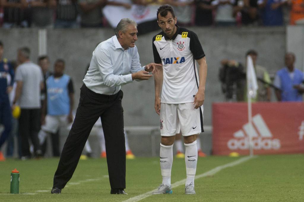 Tite procurou orientar seus jogadores e entendeu a falta de concentração (foto: Daniel Augusto Jr./Agência Corinthians)