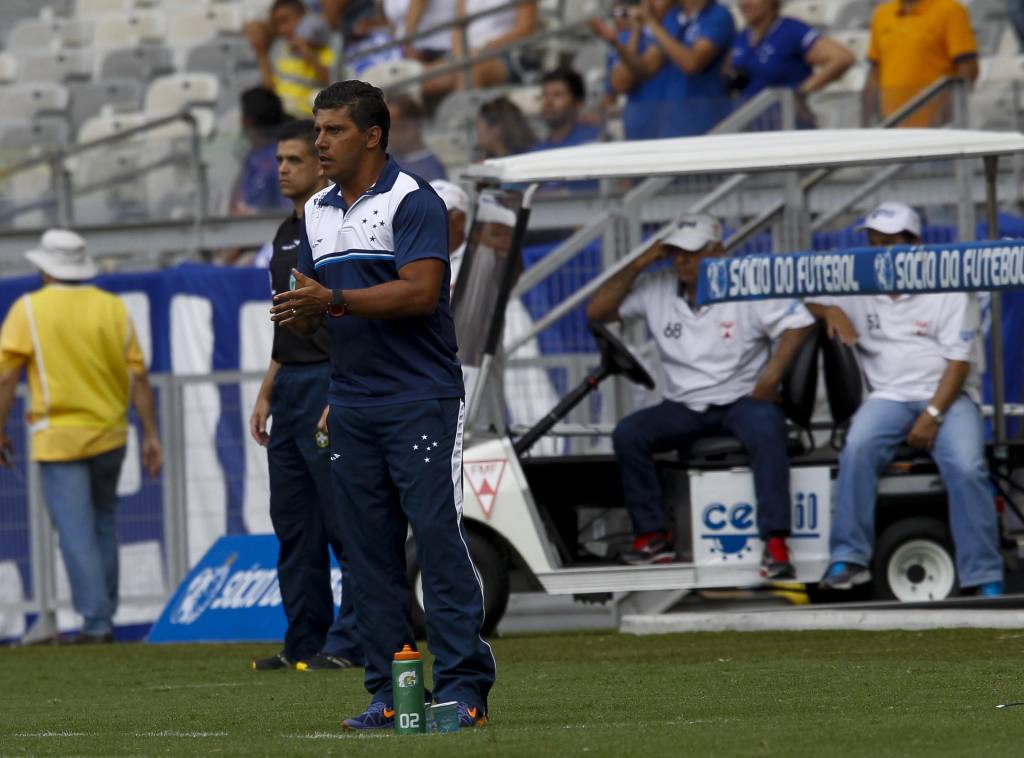 O auxiliar Sidnei Lobo comandou o Cruzeiro na vitória sobre o Joinville (Foto: Washington Alves/Light Press/Cruzeiro)