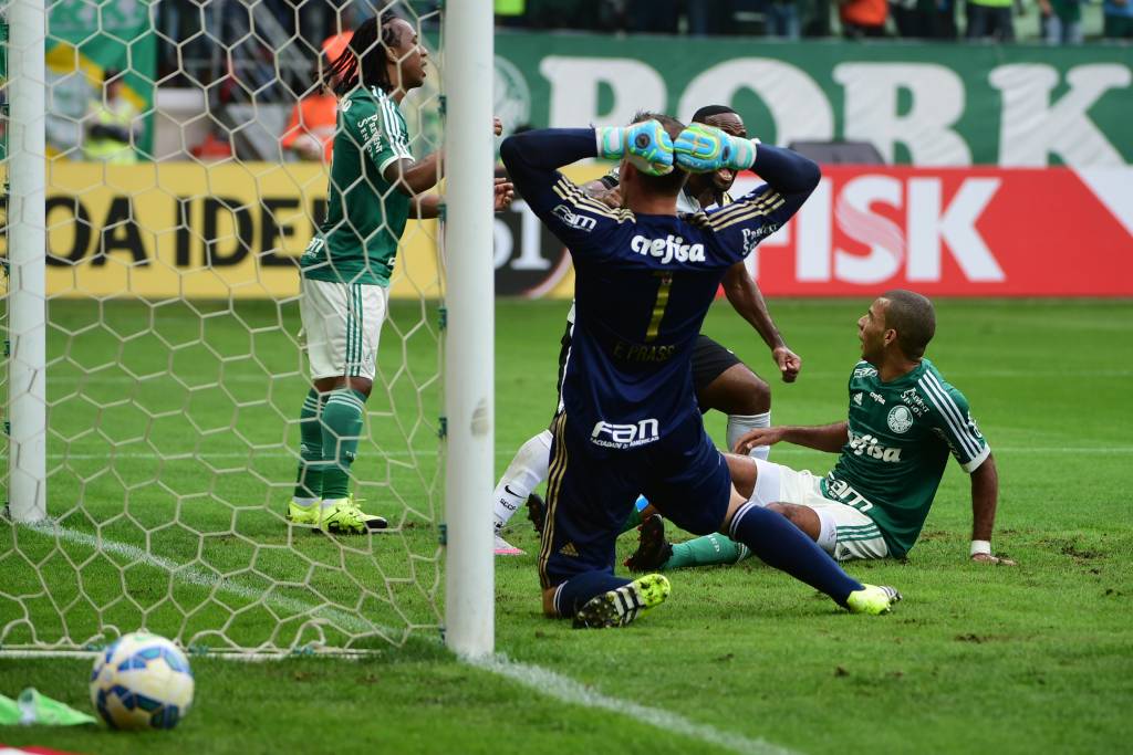 Prass lamenta gol sofrido contra o Corinthians pela 23ª rodada do Campeonato Brasileiro (Foto: Djalma Vassão/Gazeta Press)