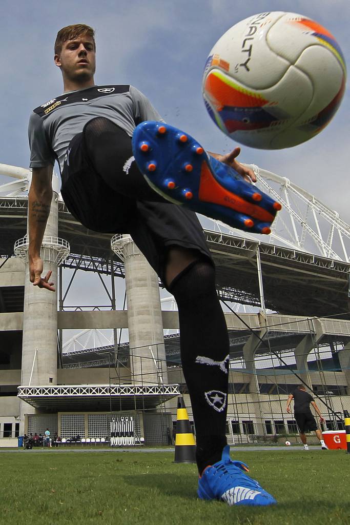 Luis Henrique tem tudo para ser ainda mais aproveitado no Botafogo em 2016 (Foto: Vitor Silva/SSPress)