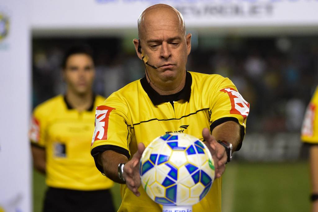 Heber Roberto Lopes foi o escolhido no sorteio que contava com o gaúcho Anderson Daronco (Foto: Djalma Vassão/Gazeta Press)