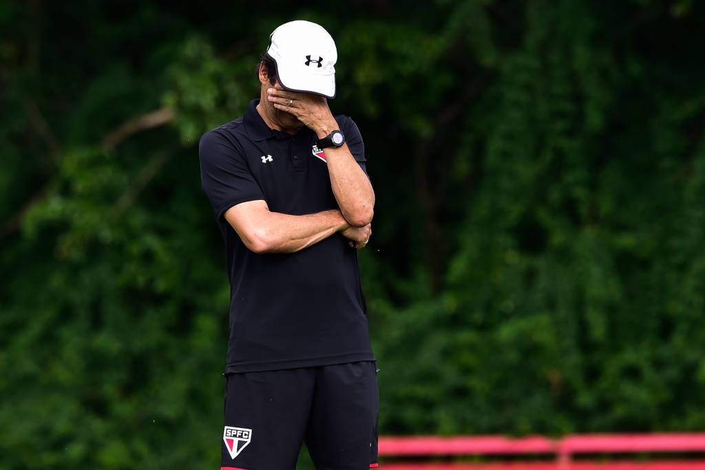 O técnico Milton Cruz terá algumas dores de cabeça para definir a equipe para enfrentar o Goiás (Foto: Fernando Dantas/Gazeta Press)