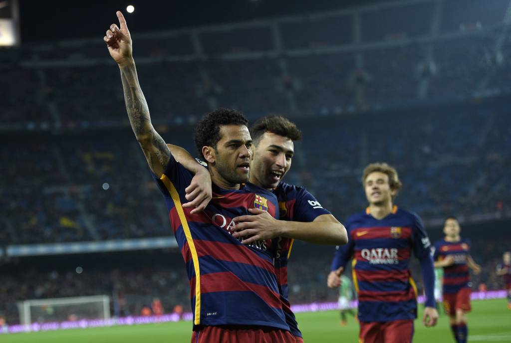 Daniel Alves anotou primeiro gol no Camp Nou na goleada do Barça (Foto: Lluis Gene/AFP)