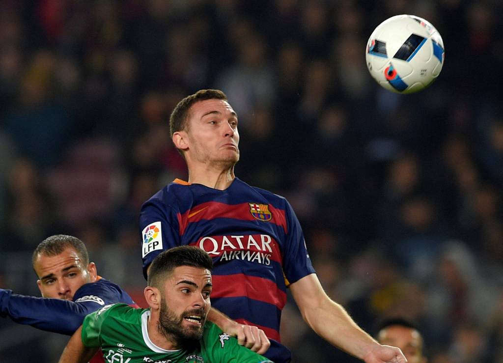 Sandro Ramirez (esq) e Thomas Vermaelen (dir) em disputa de bola (Foto: Lluis Gene/AFP)