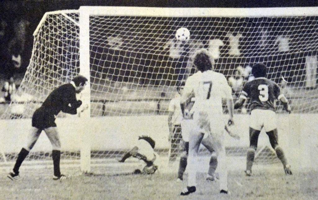 A bola desviou no árbitro José de Assis Aragão (de preto) antes de entrar e empatar o jogo para o Palmeiras contra o Santos (Foto: Acervo/Gazeta Press)