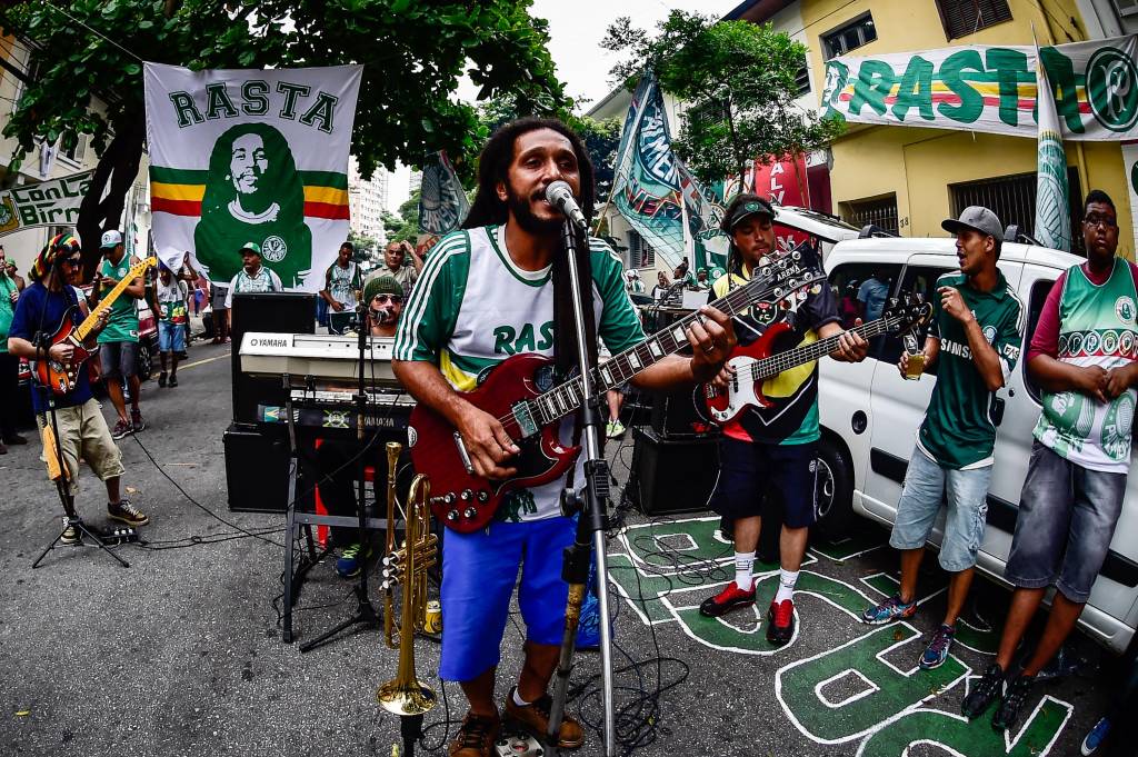 Alviverdes prometem uma grande festa para recepcionar o ônibus do Palmeiras (Foto: Fernando Dantas/Gazeta Press)