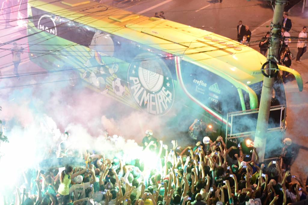 A torcida do Palmeiras recepcionou o ônibus da equipe com uma grande festa (Foto: Djalma Vassão/Gazeta Press)