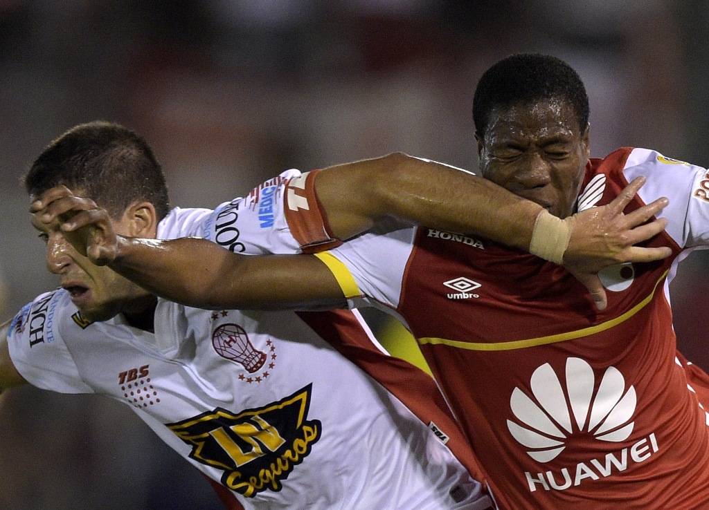 Em jogo equilibrado, Huracán e Santa Fe ficaram no 0 a 0 pela ida da decisão, em Buenos Aires (foto: Juan Mabromata/AFP)