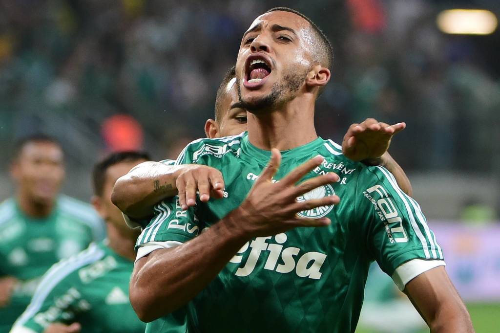 Vitor Hugo crê na qualidade dos companheiros de zaga para jogar a Libertadores (Foto: Djalma Vassão/Gazeta Press)