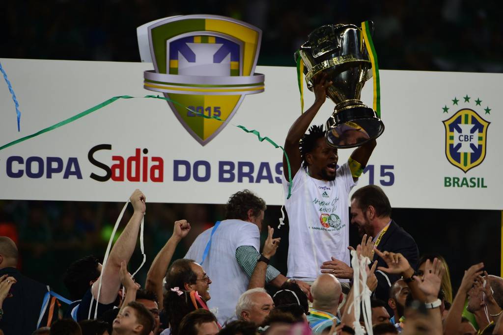 Zé Roberto se tornou o primeiro jogador a levantar uma taça no reformado Palestra Itália (foto: Djalma Vassão/Gazeta Press)