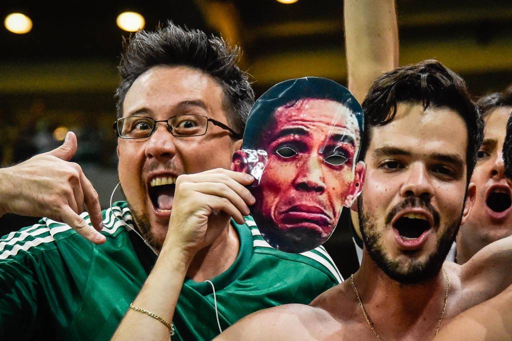Além de torcedores, atletas como Rafael Marques usaram a máscara do adversário no gramado (foto: Fernando Dantas/Gazeta Press)