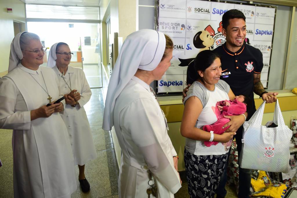 Lucca recordou a infância alvinegra ao entregar kits do Corinthians (foto: Sergio Barzaghi/Gazeta Press)