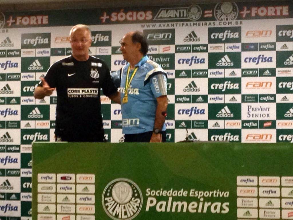 Marcelo Oliveira recebe cumprimentos de Dorival Júnior (Foto: Bruno Ceccon/Gazeta Press)