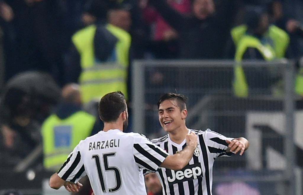 Com um gol contra e um do argentino Dybala (D), a Juve venceu e afundou a Lazio (foto: Alberto Pizzoli/AFP)