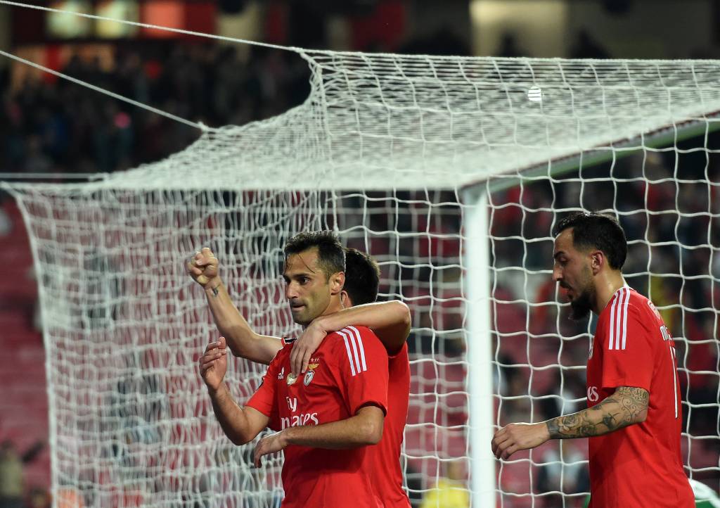 Em duas cobranças de pênalti, Jonas foi decisivo e encaminhou a vitória do Benfica (foto: Francisco Leong/AFP)