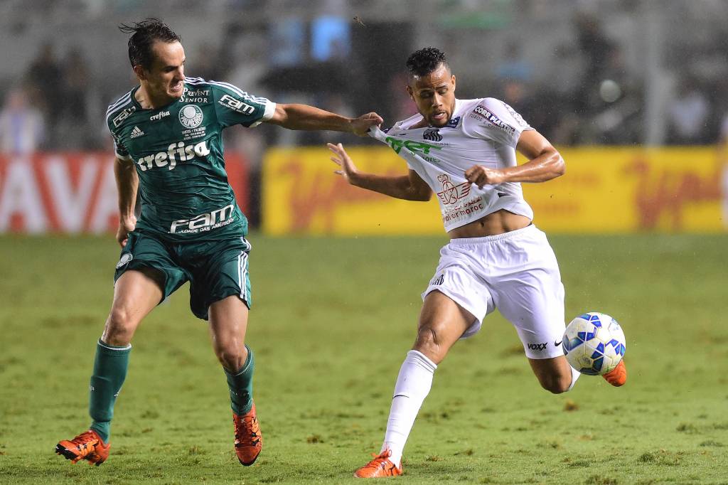 Lucas recebeu dois jogos de suspensão por lance em Lucas Lima. Na foto, o jogador disputa bola com Geuvânio (Foto: Sergio Barzaghi/Gazeta Press)