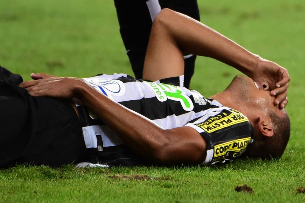 Após sofrer lesão na final da Copa do Brasil, David Braz ficará fora de combate por pelo menos 3 meses (foto: Djalma Vassão/Gazeta Press)