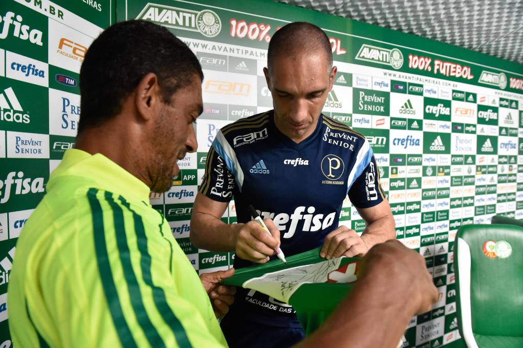 Fernando Prass concedeu autógrafo a funcionário do Palmeiras antes de entrevista coletiva na Academia de Futebol (Foto: Fernando Dantas/Gazeta Press)
