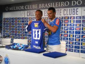 Com 133 jogos pelo Cruzeiro, Ceará foi homenageado pela diretoria celeste nessa quinta (Cruzeiro/Divulgação)