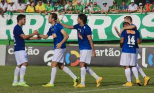 Ragelli comemora com Lucas Silva gol marcado contra a Chapecoense, no Brasileiro do ano passado (Rodrigo Goulart/Light Press)