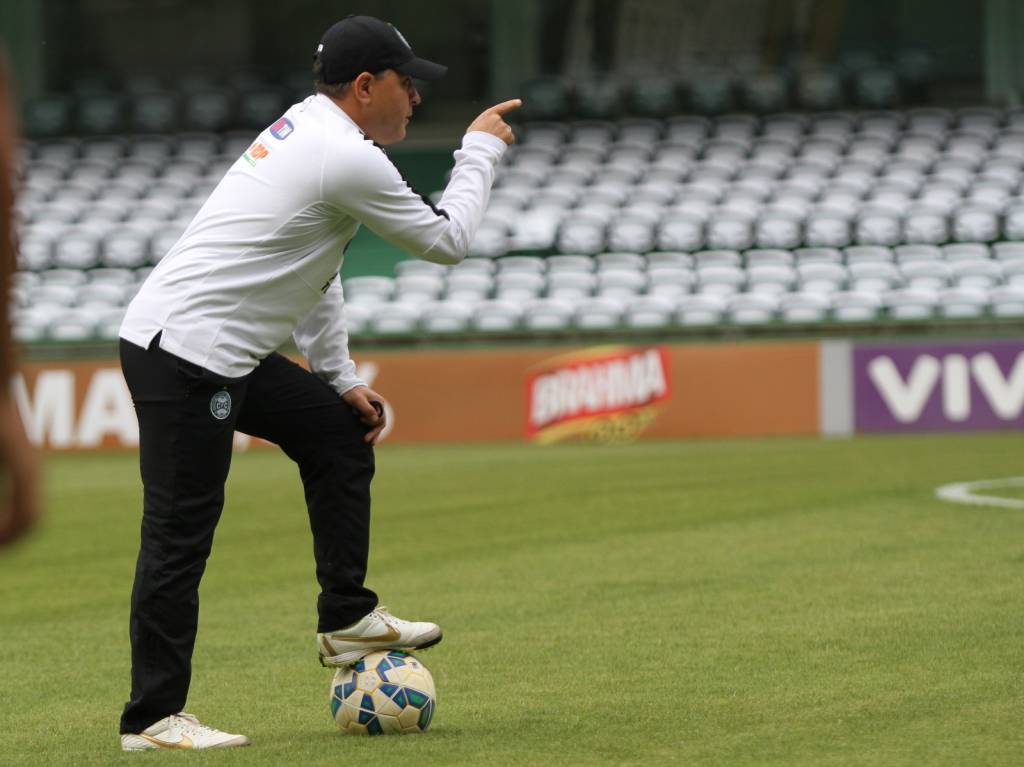 Pachequinho orientou o time com portões fechados, mas não tem muitas dúvidas para escalar o Coxa (Divulgação/CFC)