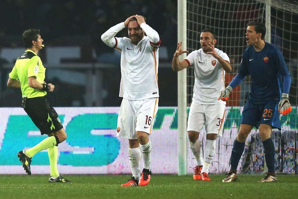 A Roma de Daniele De Rossi levou gol de Maxi Lopez no fim (Foto: Marco Bertorello/AFP)