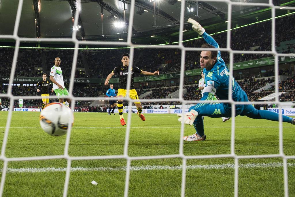 Kagawa marcou no último minuto e garantiu os três pontos ao Borussia em Wolfburg (foto: Odd Andersen/AFP)
