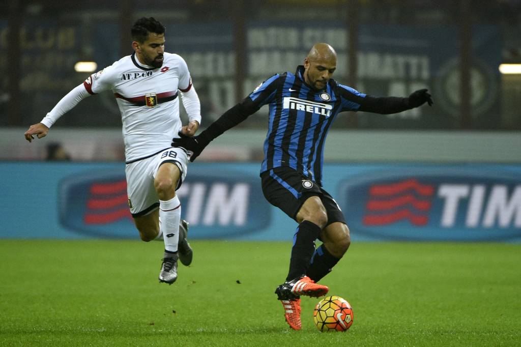Brasileiro se chocou com Medel, seu colega de Inter, no primeiro tempo (Foto: Olivier Morin/AFP)