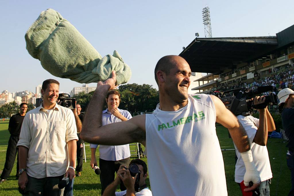 Marcos ainda jogava e festejou com a torcida na última vitória do time em despedidas de Brasileiro (Foto: Djalma Vassão/Gazeta Press)