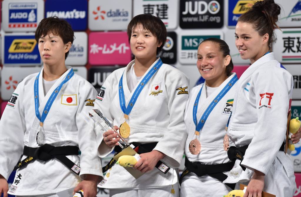 Portela, segunda da direita para a esquerda, garantiu medalha para o Brasil (Foto: Kazuhiro Nogi/AFP)