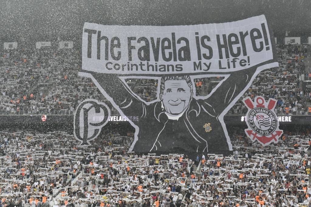 Com o título já assegurado, os fãs de Tite voltaram a festejar em Itaquera (foto: Fernando Dantas/Gazeta Press)