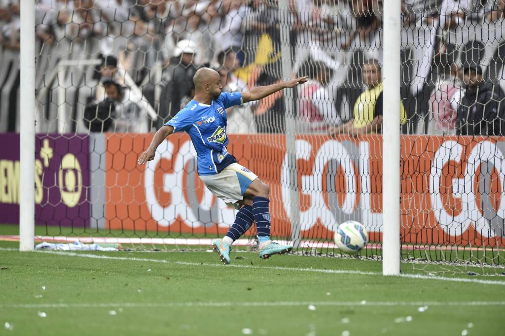 O Avaí evitou esse gol de Malcom, mas não foi além da igualdade em Itaquera (foto: Fernando Dantas/Gazeta Press)