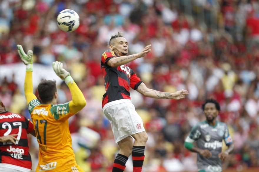 Pará fez o gol do Flamengo aproveitando falha do goleiro Fábio (Foto: Gilvan de Souza/Flamengo) 