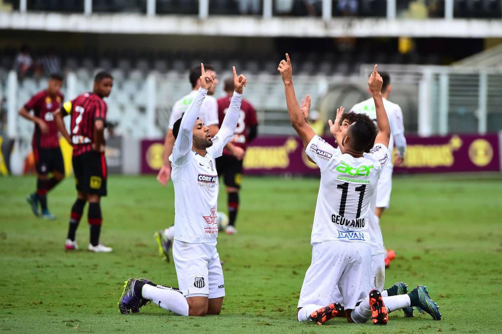 Gabriel e Geuvânio marcaram dois gols cada um neste domingo (Foto: Sergio Barzaghi/Gazeta Press)
